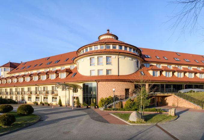 Ossa Hotel, front view in the Autumn sunshine